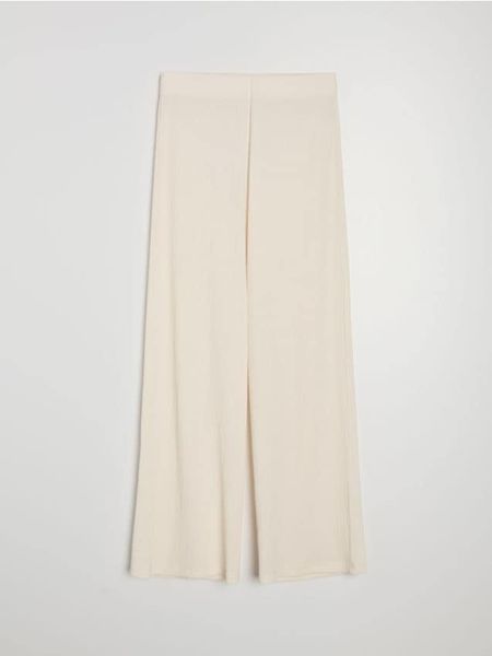 Strukturalne spodnie wide leg - kremowy. Białe spodnie materiałowe damskie Sinsay, l, bez wzorów. Za 39.99 zł.