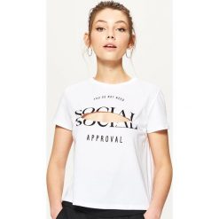 Koszulka oversize z rozcięciem - Biały. Bluzki damskie Cropp. W wyprzedaży za 14.99 zł.