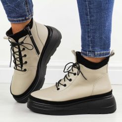 Beżowe skórzane botki damskie na platformie T.Sokolski Z24-217. Brązowe botki damskie Sokolski, na jesień, z jeansu, eleganckie, z okrągłym noskiem, bez obcasa, na platformie, bez zapięcia. W wyprzedaży za 245.65 zł.