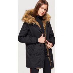 Zimowy płaszcz z eko futrem - Czarny. Czarne płaszcze damskie Cropp, na zimę. W wyprzedaży za 149.99 zł.