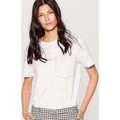 Koszulka z kontrastowymi przeszyciami - Biały. T-shirty damskie marki Mohito. W wyprzedaży za 19.99 zł.