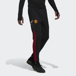 Spodnie do piłki noiżnej męskie Adidas Manchester United Condivo 22 Training. Czarne spodnie sportowe męskie Adidas, l, z aplikacjami, z dresówki, do piłki nożnej. Za 287.15 zł.