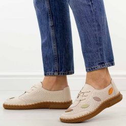 Beżowe ażurowe skórzane półbuty damskie Jezzi 8544. Brązowe półbuty damskie Jezzi, na jesień, w ażurowe wzory, z jeansu, casualowe, z okrągłym noskiem, bez obcasa, na płaskiej podeszwie, bez zapięcia. Za 199.00 zł.