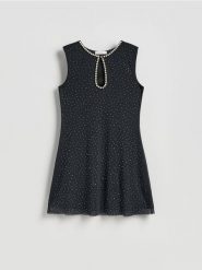 Sukienka mini z ozdobnymi detalami - czarny. Czarne sukienki damskie Reserved, l, bez wzorów, z dzianiny, bez kołnierzyka, bez ramiączek, mini, rozkloszowane. Za 129.99 zł.