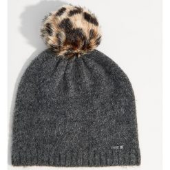 Czapka z pomponem o zwierzęcym wzorze - Szary. Szare czapki i kapelusze damskie Mohito. Za 39.99 zł.