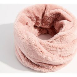 Komin ze sztucznego futra - Różowy. Czerwone szaliki i chusty damskie Mohito. Za 69.99 zł.