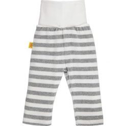 Spodnie w kolorze szaro-białym. Spodenki niemowlęce marki Steiff. W wyprzedaży za 39.95 zł.