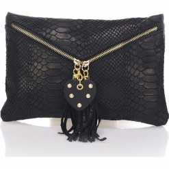 Skórzana torebka w kolorze czarnym - 27 x 18 x 1 cm. Czarne torby na ramię damskie Black Bags. W wyprzedaży za 130.95 zł.