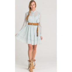 SUKIENKA TWINSET. Zielone sukienki damskie Twinset, na co dzień, z aplikacjami, z koronki, bez kołnierzyka, bez ramiączek, midi, proste. Za 593.40 zł.