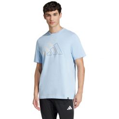 Koszulka męska adidas M T Fill Tee błękitna. Niebieskie koszulki sportowe męskie Adidas, m, bez wzorów, bez kołnierzyka, bez ramiączek, na fitness i siłownię. Za 96.99 zł.