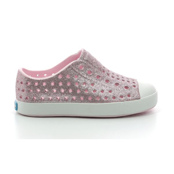 Trampki dziecięce NATIVE JEFFERSON BLING CHILD buty do chodzenia. Czerwone trampki i tenisówki dziewczęce Native Shoes, w ażurowe wzory, z materiału, bez zapięcia. Za 199.99 zł.