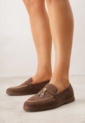 Brązowe Mokasyny z Imitacji Zamszu Zdobione Aplikacją z Zawieszkami Peleg. Brązowe mokasyny damskie Born2be, z jeansu, biznesowe. Za 99.99 zł.