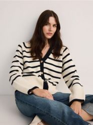 Kardigan z ozdobnymi guzikami - wielobarwny. Kardigany damskie Reserved, l, bez wzorów, z bawełny. W wyprzedaży za 89.99 zł.