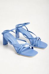 Sandały damskie na obcasie ARMANI EXCHANGE. Sandały damskie Armani Exchange, bez wzorów, bez obcasa, na obcasie, bez zapięcia. W wyprzedaży za 365.17 zł.