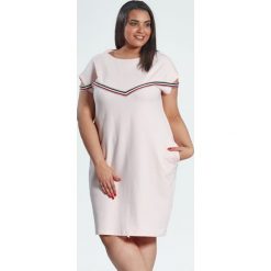 Sukienka Jula pastelowy róż z lampasami duże rozmiary OVERSIZE PLUS SIZE WIOSNA. Sukienki damskie marki Moda Size Plus Iwanek. Za 129.90 zł.