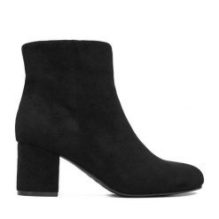 Botki JENNY. Czarne botki damskie Jenny, bez obcasa, na słupku, bez zapięcia. Za 139.99 zł.