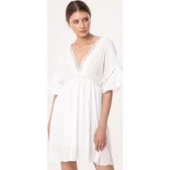 Biała Sukienka Sun Lounger. Białe sukienki damskie Born2be, na imprezę, na lato, l, z aplikacjami, bez kołnierzyka, bez ramiączek, mini, rozkloszowane. Za 99.99 zł.