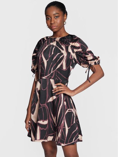 Ted Baker Sukienka codzienna Gilliaaa 267045 Kolorowy Regular Fit. Sukienki damskie Ted Baker, na co dzień, bez wzorów, z syntetyku, bez kołnierzyka, bez ramiączek, proste. Za 649.99 zł.