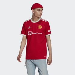 Koszulka domowa Manchester United 2021/22. Czerwone koszulki sportowe męskie Adidas, l, bez wzorów, z materiału, bez kołnierzyka, bez ramiączek, do piłki nożnej. W wyprzedaży za 277.40 zł.