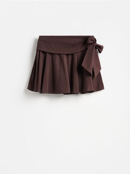 Spódnica mini z wiązaniem - brązowy. Brązowe spódnice damskie Reserved, l, bez wzorów, z wiskozy, mini, rozkloszowane. Za 99.99 zł.