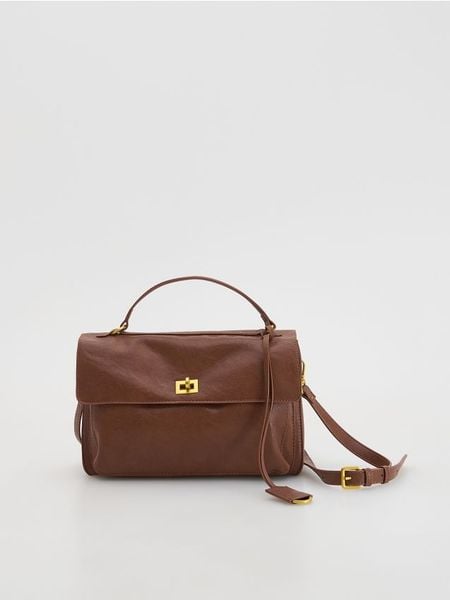 Torebka na ramię z zawieszką - brązowy. Brązowe torby na ramię damskie Reserved, bez wzorów, ze skóry, klasyczne, bez dodatków. W wyprzedaży za 109.99 zł.