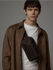 Zamszowa nerka - ciemnobrązowy. Brązowe saszetki męskie Reserved, z zamszu, małe. Za 199.99 zł.