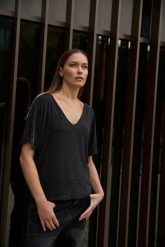 Bluzka do noszenia na dwa sposoby czarna. Czarne bluzki damskie MOODO, bez wzorów, z elastanu, bez kołnierzyka, bez ramiączek. Za 89.99 zł.