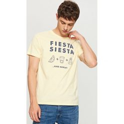 T-shirt z nadrukiem - Żółty. Żółte t-shirty męskie Reserved, z nadrukiem. W wyprzedaży za 19.99 zł.