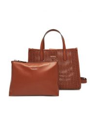 Guess Torebka Brigitta HWWZ72 06230 Brązowy. Brązowe torebki do ręki damskie Guess, z aplikacjami, ze skóry, bez dodatków. Za 379.99 zł.