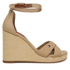 Sandały Tommy Hilfiger. Brązowe sandały damskie Tommy Hilfiger, bez wzorów, bez obcasa, na koturnie, bez zapięcia. Za 299.99 zł.