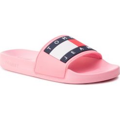 Klapki TOMMY JEANS - Flag Pool Slide EN0EN00474 Geranium Pink 669. Klapki damskie marki Tommy Jeans. Za 229.00 zł.