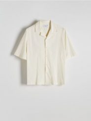 Bawełniana koszula comfort fit - złamana biel. Koszule męskie Reserved, l, bez wzorów, z bawełny, bez kołnierzyka, bez ramiączek. W wyprzedaży za 79.99 zł.