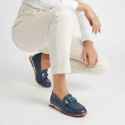 Półbuty damskie Hispanitas, ze skóry naturalnej o fakturze ziarnistej z niską cholewką i paskiem na podbiciu oraz ozdobna klamra z przodu, niebieskie. Niebieskie półbuty damskie Hispanitas, bez wzorów, z jeansu, eleganckie, bez obcasa, bez zapięcia. Za 619.00 zł.