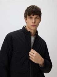 Kurtka bomberka ze stójką - czarny. Czarne kurtki męskie Reserved, l, bez wzorów, z tkaniny, bez kaptura. Za 169.99 zł.