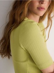 Prążkowany t-shirt z bawełnianej dzianiny - zielony. Zielone t-shirty damskie Reserved, l, bez wzorów, z bawełny, bez kołnierzyka. W wyprzedaży za 39.99 zł.