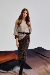 Sweter z krótkimi rękawami beżowy. Brązowe swetry damskie MOODO, l, bez wzorów, z elastanu, bez kołnierzyka, bez ramiączek, krótkie, bez kaptura. Za 129.99 zł.