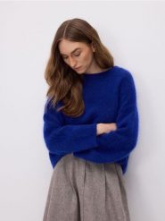 Sweter z moherem i wełną - niebieski. Niebieskie swetry damskie Reserved, l, bez wzorów, z dzianiny, bez kołnierzyka, bez ramiączek, bez kaptura. Za 279.99 zł.