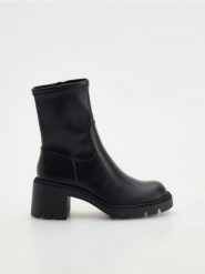 Botki na obcasie - czarny. Czarne botki damskie Reserved, ze skóry, przed kolano, bez obcasa, na obcasie, bez zapięcia. W wyprzedaży za 119.99 zł.