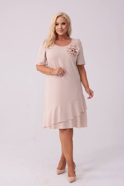 Elegancka beżowa sukienka Evelyn na wesele PLUS SIZE XXL. Brązowe sukienki damskie Moda Size Plus Iwanek, na imprezę, plus size, z aplikacjami, z elastanu, eleganckie, bez kołnierzyka, plus size, bez ramiączek, midi. Za 289.90 zł.