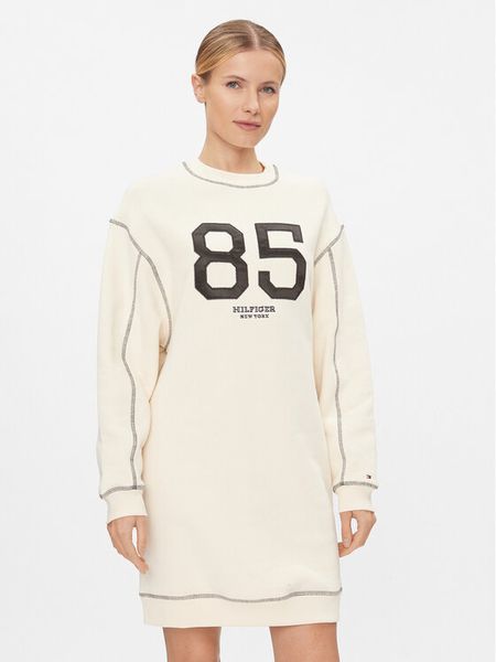 Tommy Hilfiger Sukienka dzianinowa Varsity 85 WW0WW40614 Beżowy Relaxed Fit. Brązowe sukienki damskie Tommy Hilfiger, m, bez wzorów, z bawełny, bez kołnierzyka, bez ramiączek. Za 419.99 zł.