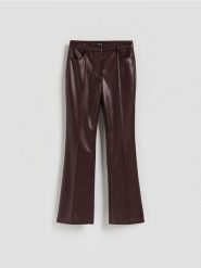 Spodnie z imitacji skóry - bordowy. Czerwone spodnie materiałowe damskie Reserved, l, bez wzorów, ze skóry. Za 149.99 zł.