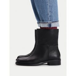 Botki GINO ROSSI. Czarne botki damskie Gino Rossi, bez obcasa, na słupku, bez zapięcia. Za 349.99 zł.
