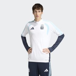 Koszulka treningowa Argentina 26 Tiro. Białe koszulki sportowe męskie Adidas, m, bez wzorów, z dresówki, bez kołnierzyka, bez ramiączek, do piłki nożnej. Za 329.00 zł.