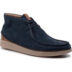 Trzewiki CLARKS - Oakland Mid 261419647 Navy Nubuck. Niebieskie kozaki męskie Clarks, z materiału, eleganckie. W wyprzedaży za 239.00 zł.
