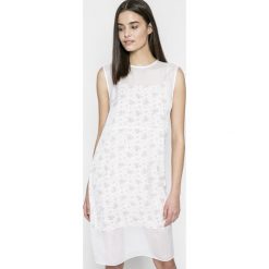 Calvin Klein Jeans - Sukienka Denisha. Sukienki damskie Calvin Klein Jeans, z haftami, z jeansu, casualowe, z okrągłym kołnierzem. W wyprzedaży za 379.90 zł.