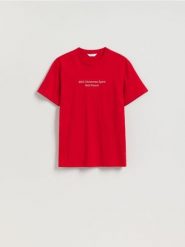 T-shirt regular ze świątecznym nadrukiem - intenstywna czerwień. Czerwone t-shirty męskie Reserved, l, bez wzorów, z bawełny, wizytowe, bez kołnierzyka. Za 39.99 zł.