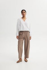 SPODNIE PILAR TAUPE XS - Flawless. Spodnie materiałowe damskie Flawless, uniwersalny, bez wzorów, z materiału. Za 419.00 zł.