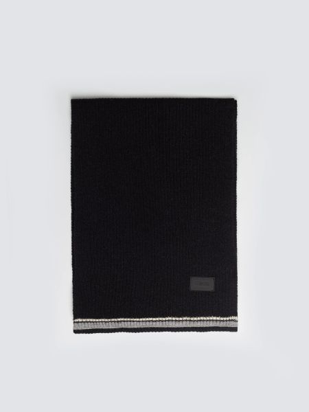 Szalik męski z kolorowym akcentem czarny Wandegors 907. Czarne szaliki męskie Big Star, bez wzorów, z dzianiny. Za 119.99 zł.