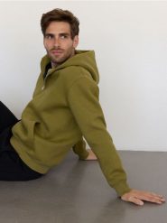 Bawełniana bluza z kapturem - ciemnozielony. Zielone bluzy męskie Reserved, l, bez wzorów, z bawełny, z kapturem. W wyprzedaży za 69.99 zł.