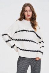 Sweter w paski z obniżoną linią ramion biały. Białe swetry damskie MOODO, l, bez wzorów, z poliamidu, bez kołnierzyka, bez ramiączek, bez kaptura. Za 129.99 zł.